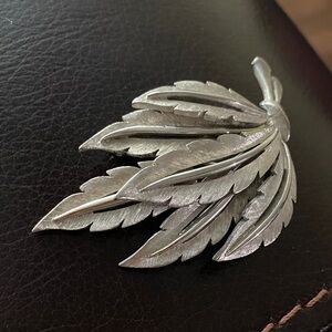 JJ Jonette leaf brooch